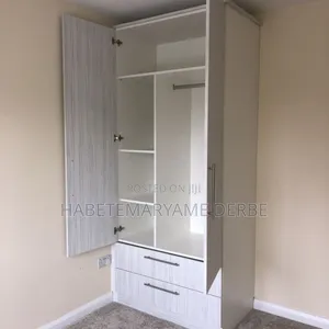 በላምኔት የተሰራ ቁም ሳጥን