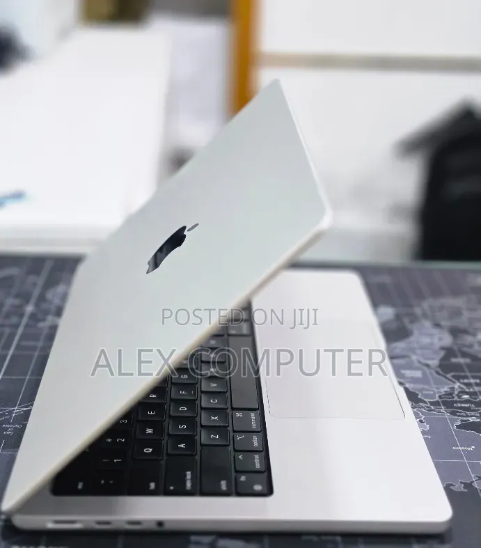 New Laptop Apple MacBook Pro 2024 M4 Pro 24GB Apple M4 Pro SSD 512GB