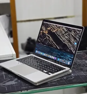 New Laptop Apple MacBook Pro 2020 32GB Intel Core i7 SSD 512GB