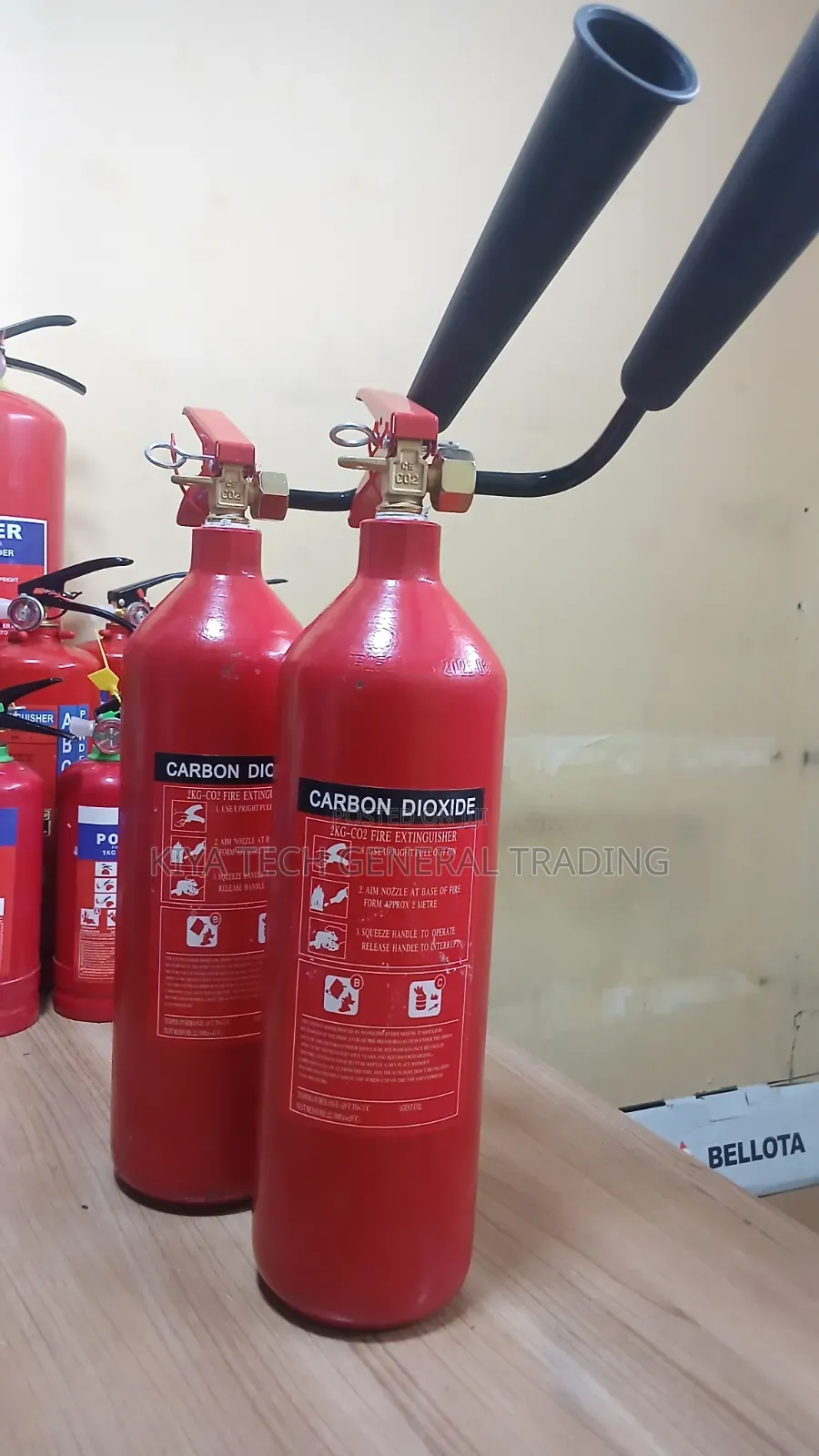 Compact Power, Maximum Safety: Premium 2kg CO2 Fire Extinguishers 身体 还
