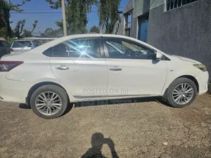 Toyota Yaris L Hatchback 5dr 2015 White
