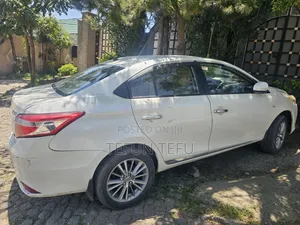 Toyota Yaris L Hatchback 5dr 2015 White