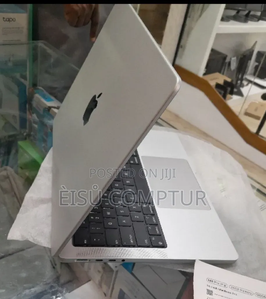 New Laptop Apple MacBook Pro 2024 M4 16GB Apple M4 Pro SSD 512GB
