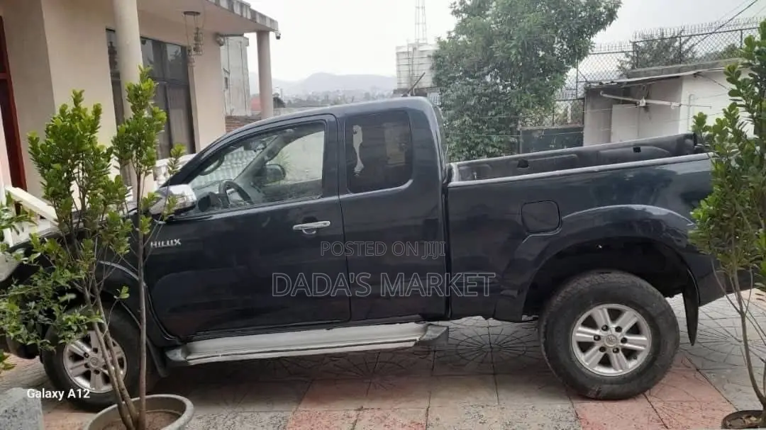 Toyota Hilux 2012 Black
