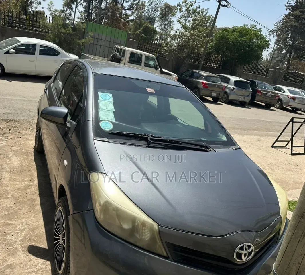 Toyota Yaris 2011 Gray