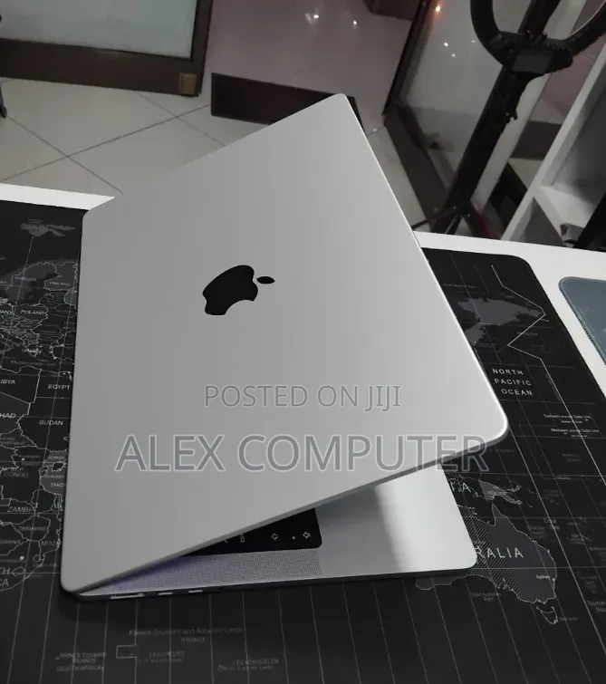 New Laptop Apple MacBook Pro 2024 M4 16GB Apple M4 SSD 512GB