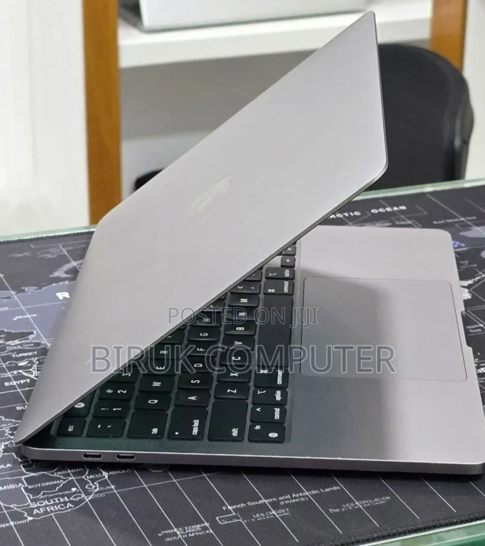 New Laptop Apple MacBook Pro 2022 M2 16GB Apple M2 SSD 256GB