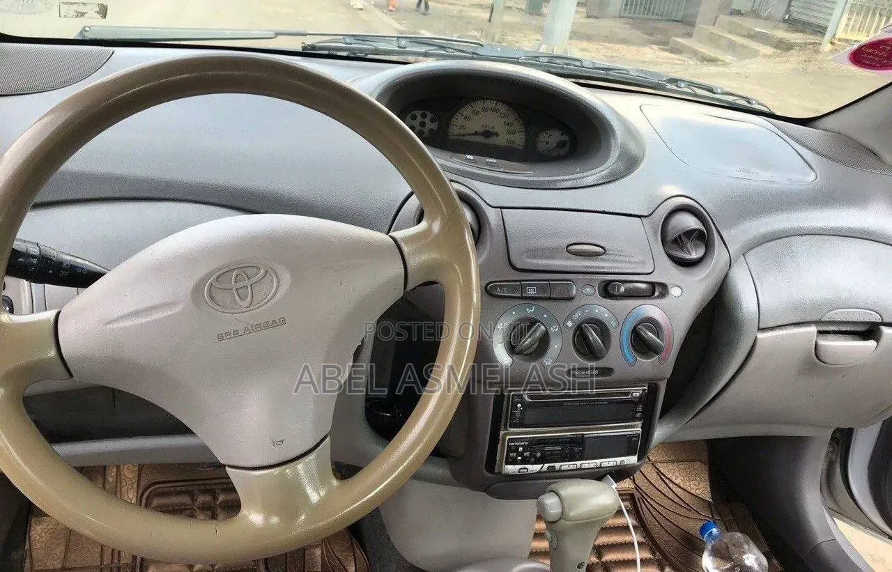 Toyota Platz 2000 Silver