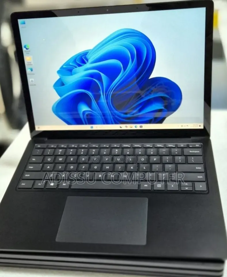 New Laptop Microsoft Surface 16GB Intel Core i7 SSD 256GB