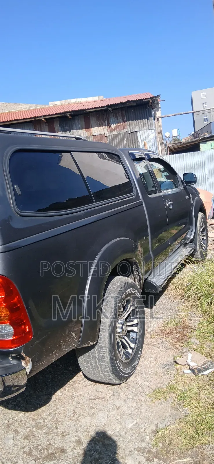 Toyota Hilux 2.5 D-4D 4X4 SRX 2010 Gray