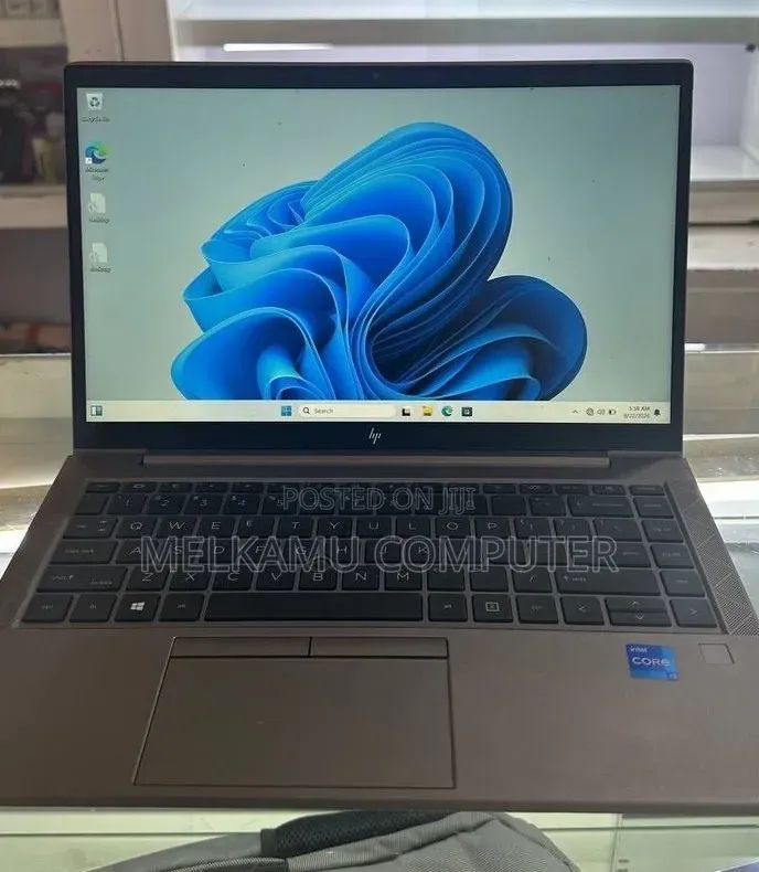 New Laptop HP ZBook Firefly G8 16GB Intel Core i5 SSD 512GB