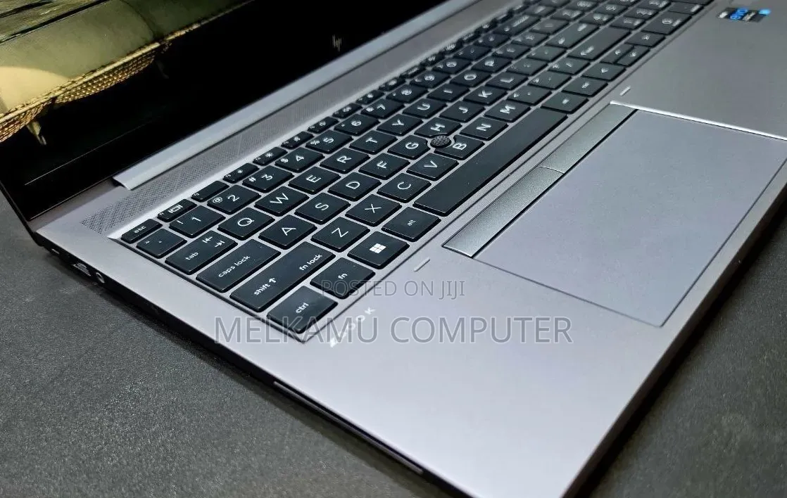 New Laptop HP ZBook Firefly G8 16GB Intel Core i5 SSD 512GB
