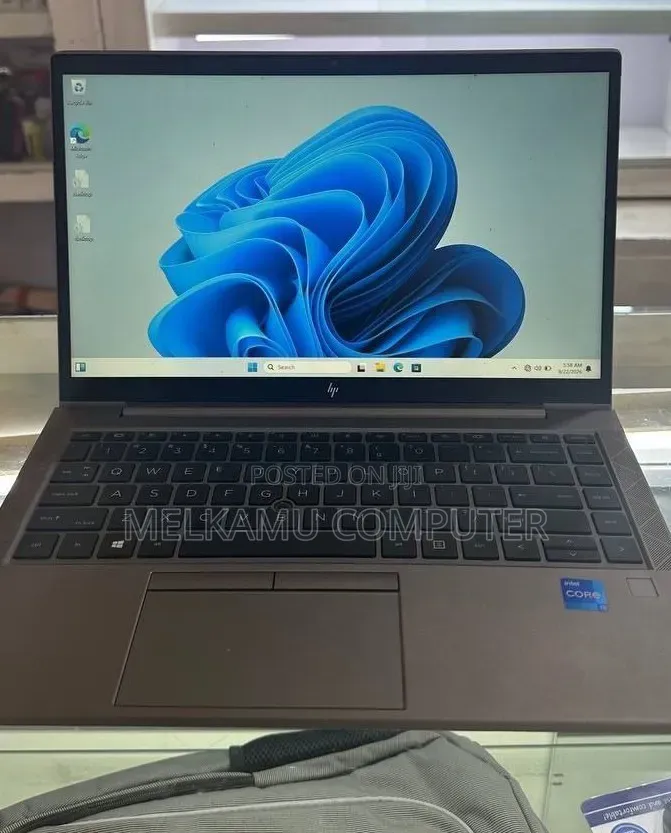 New Laptop HP ZBook Firefly G8 16GB Intel Core i5 SSD 512GB