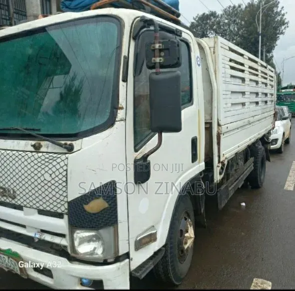 Isuzu ELF Truck 2014 White