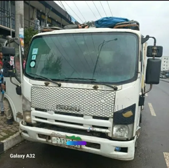 Isuzu ELF Truck 2014 White