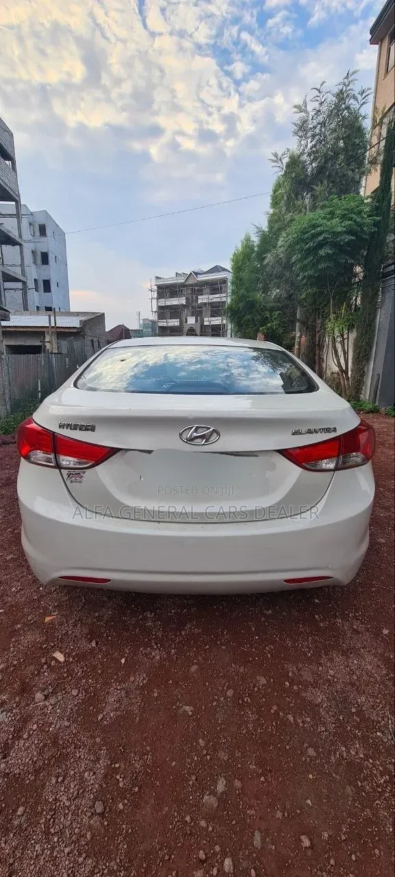Hyundai Elantra 2012 White