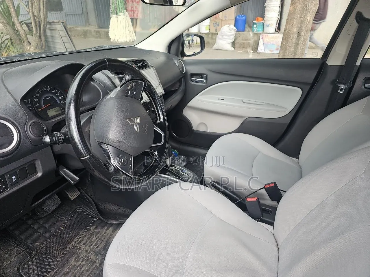 Mitsubishi Attrage 2022 Silver