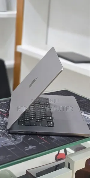 New Laptop Apple MacBook Pro 2023 M2 16GB Apple M2 SSD 512GB