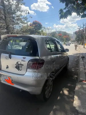 Toyota Vitz 2000 Silver