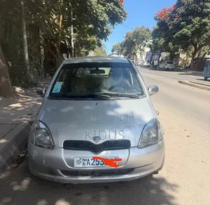 Toyota Vitz 2000 Silver