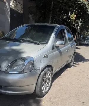 Toyota Vitz 2000 Silver