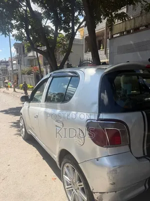 Toyota Vitz 2000 Silver
