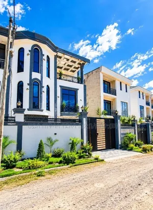 Furnished 6bdrm Townhouse/Terrace in አያት ዲያስፖራ, Yeka for sale