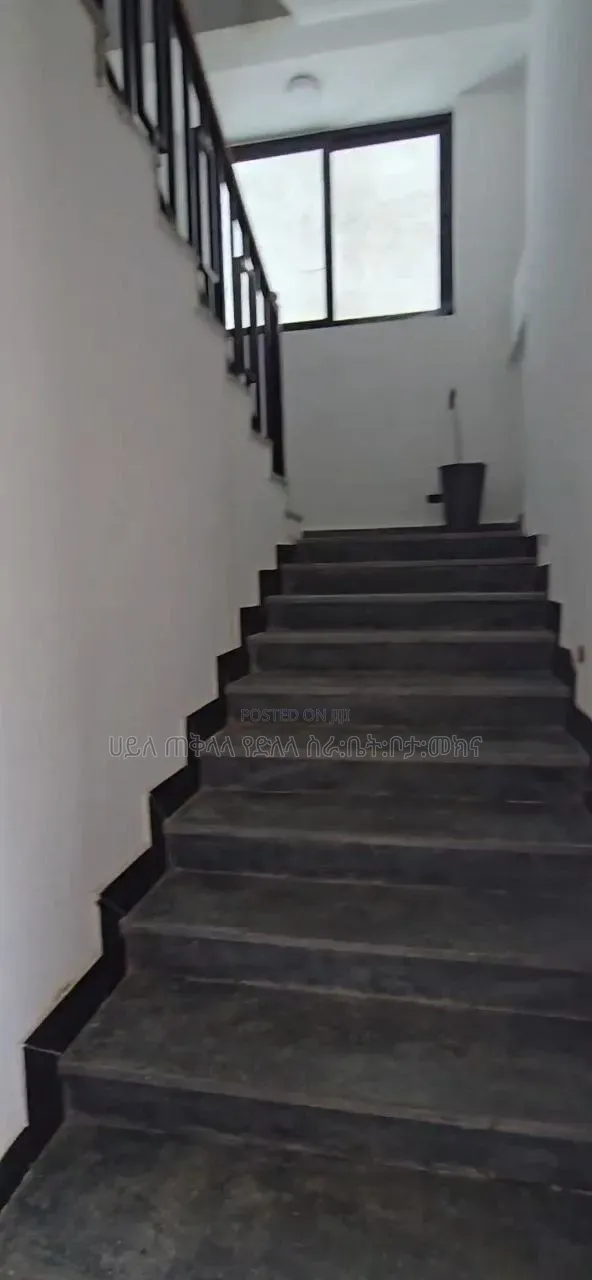 Furnished 6bdrm Townhouse/Terrace in አያት ዲያስፖራ, Yeka for sale