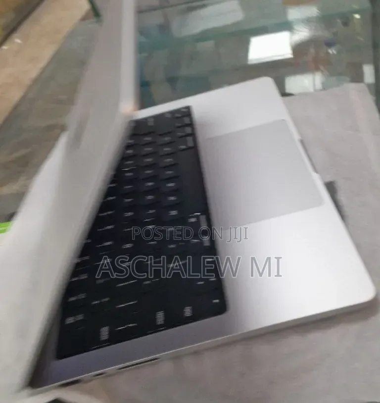 New Laptop Apple MacBook Pro 2024 M4 Pro 24GB Apple M4 Pro SSD 512GB