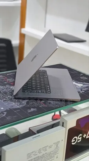 New Laptop Apple MacBook Pro 2022 M2 16GB Apple M2 SSD 1T