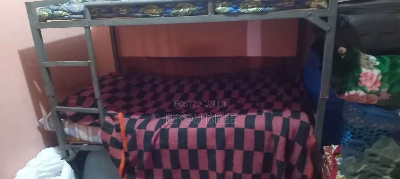የብረት ተደራራቢ አልጋ