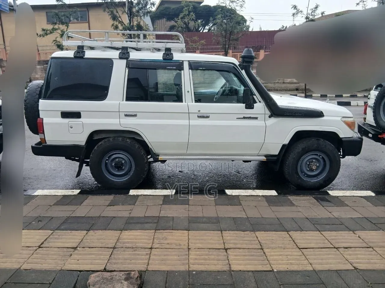 Toyota Land Cruiser 2013 White