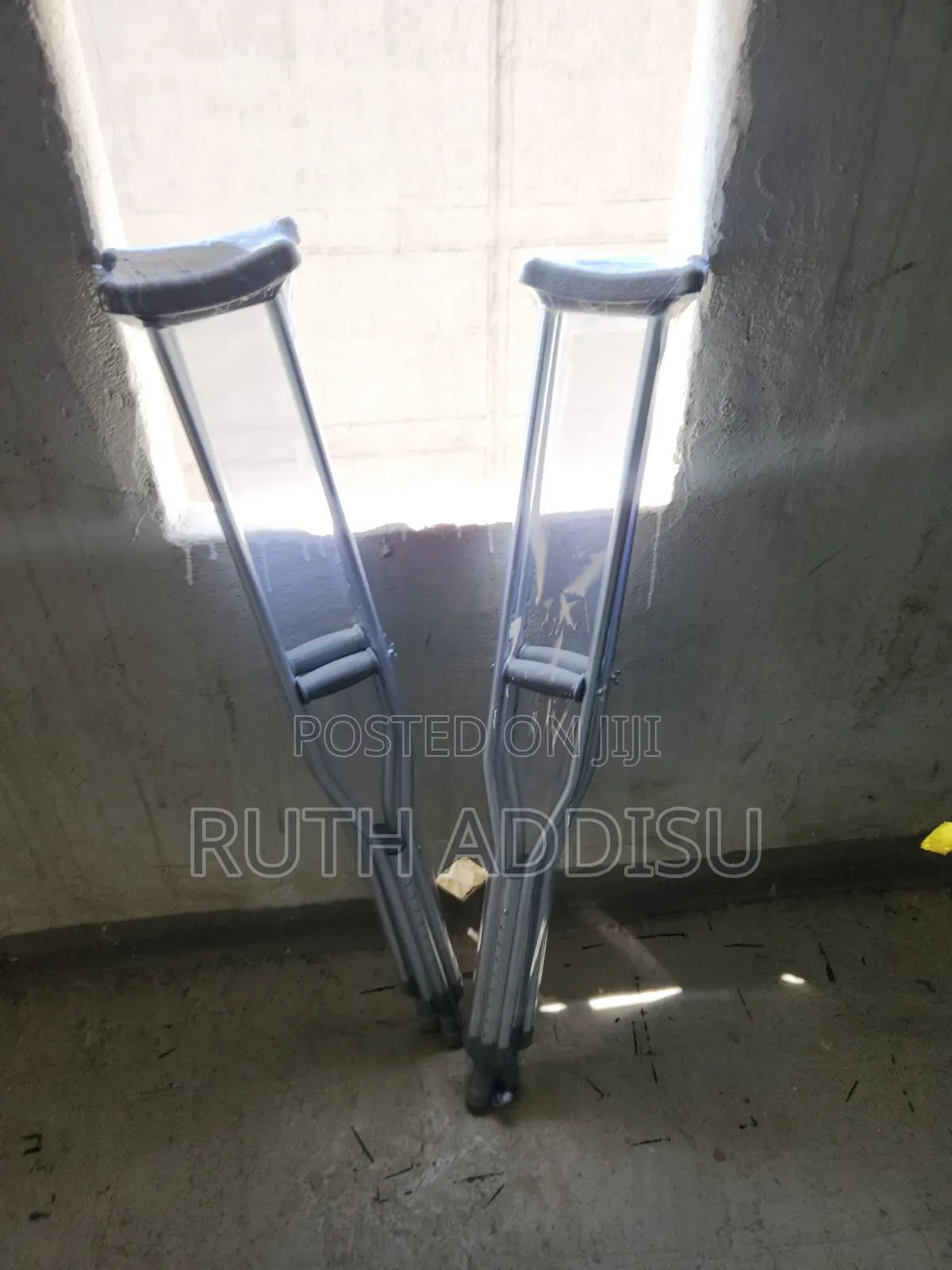 Axillary Bilateral crutches延用Axillary Crutches痲不crutches兩岸crutches New