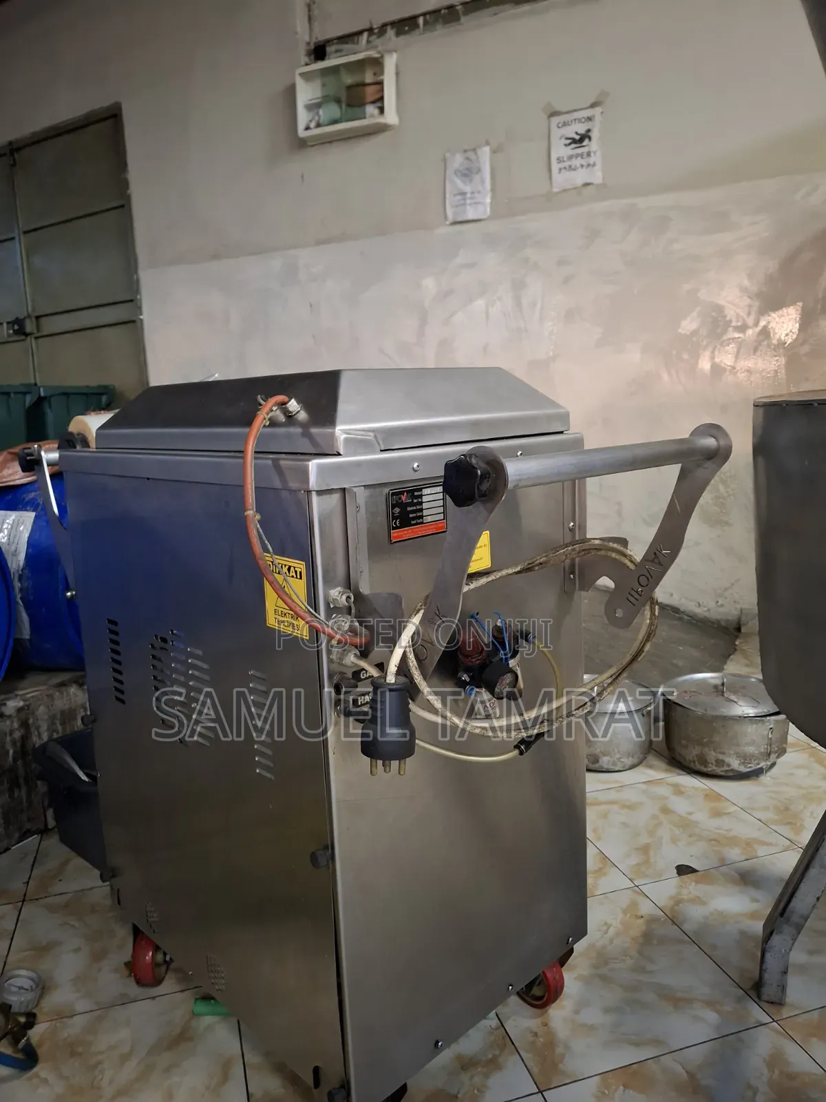 Industrial Food Tray Sealing & Vacuum Packaging Machine