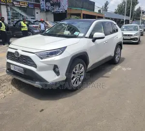Toyota RAV4 2022 Off white