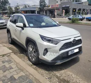 Toyota RAV4 2022 Off white