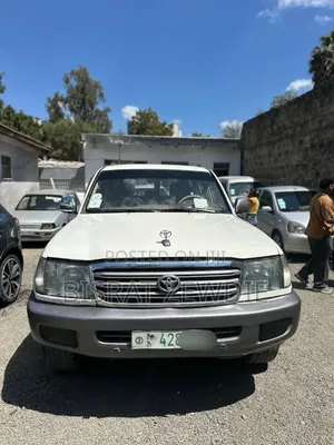 Toyota Land Cruiser 2002 White