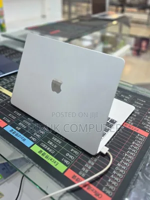 New Laptop Apple MacBook Air 2025 M4 16GB Apple M4 SSD 256GB