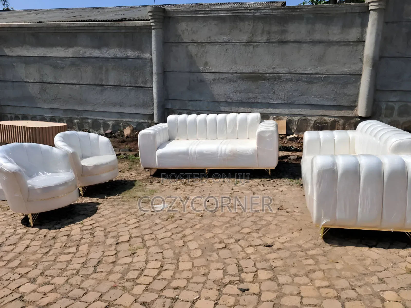 Snow White Sofa Set for a Neat Lifestyle. ሶፋ