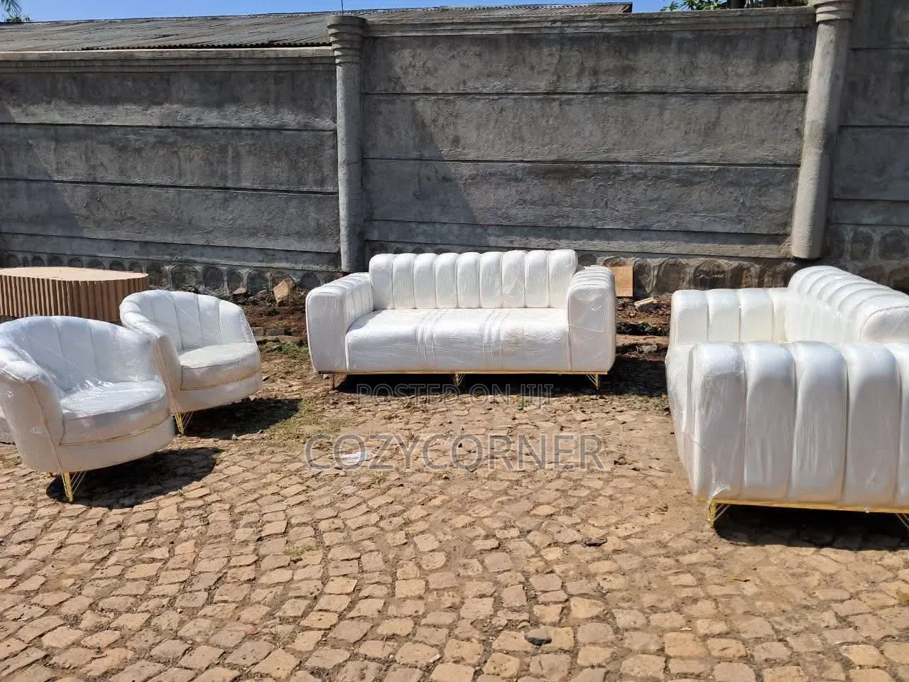 Snow White Sofa Set for a Neat Lifestyle. ሶፋ