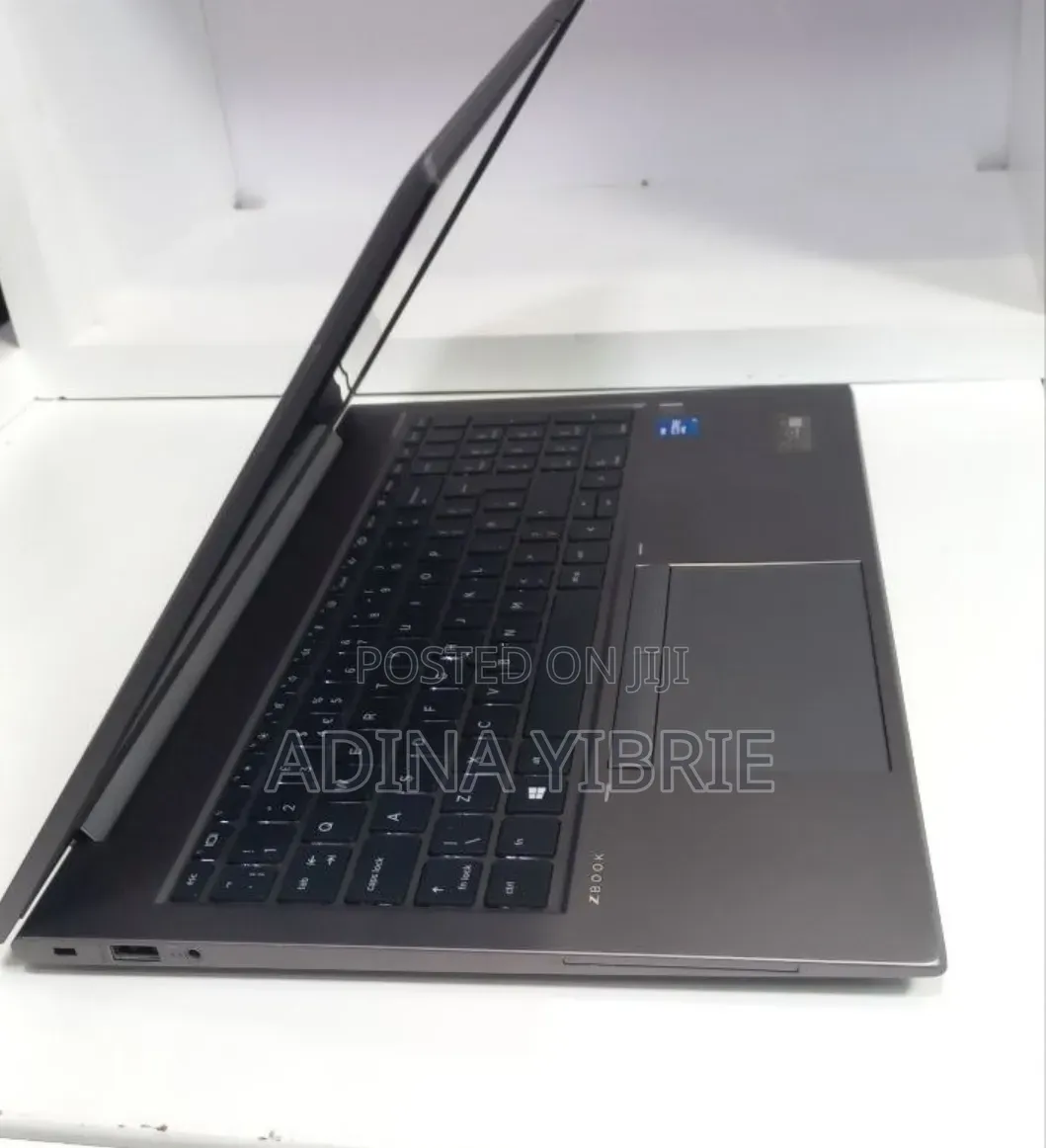 New Laptop HP ZBook Firefly G8 16GB Intel Core i7 SSD 512GB