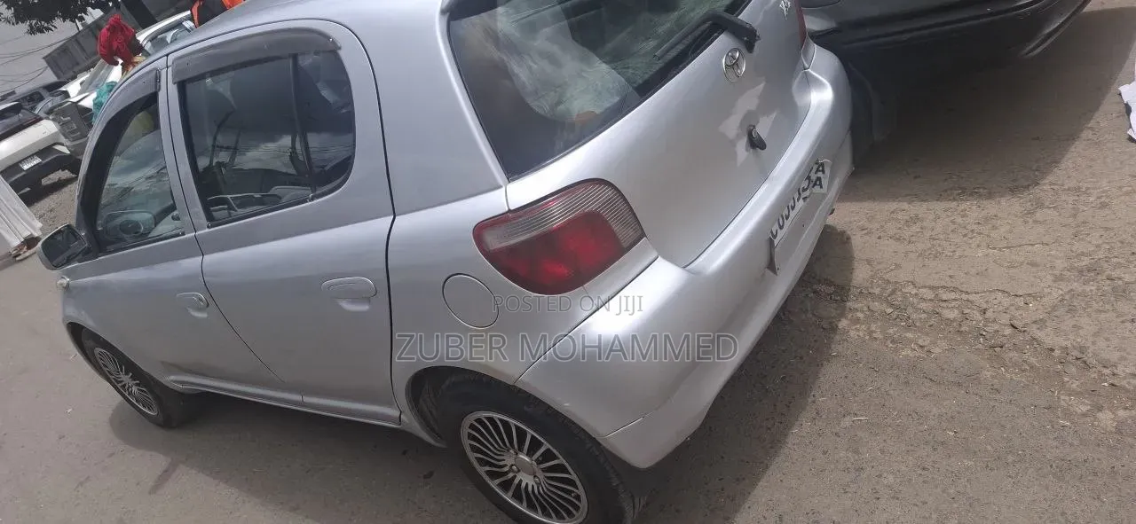 Toyota Vitz 2001 Silver