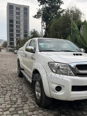 Toyota Hilux 2010 White