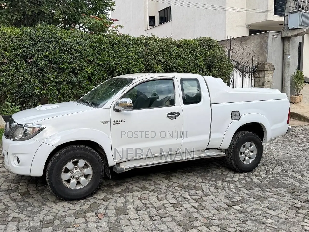 Toyota Hilux 2010 White