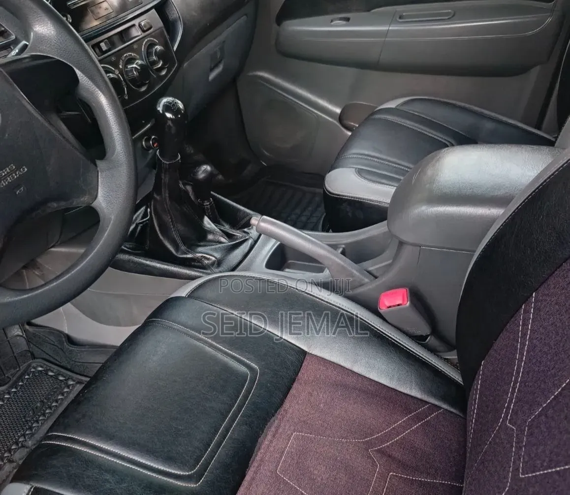 Toyota Hilux 2015 Gray
