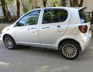 Toyota Vitz 2001 Silver
