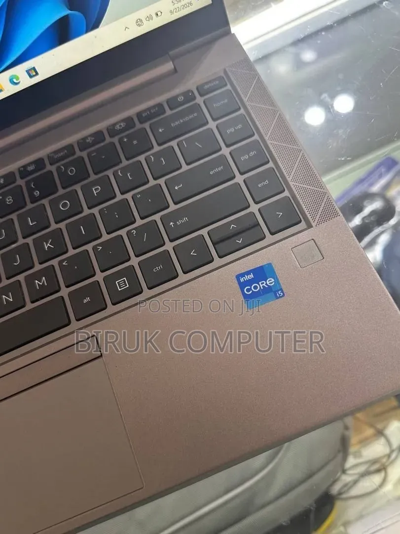 New Laptop HP ZBook Firefly G8 16GB Intel Core i5 SSD 512GB