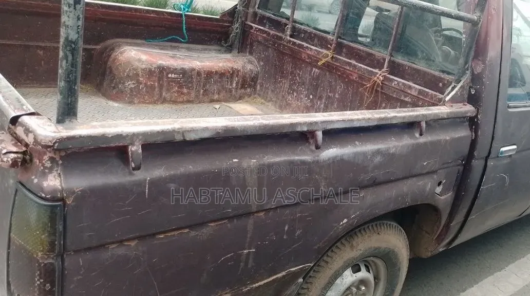 Nissan Navara 1987 Red
