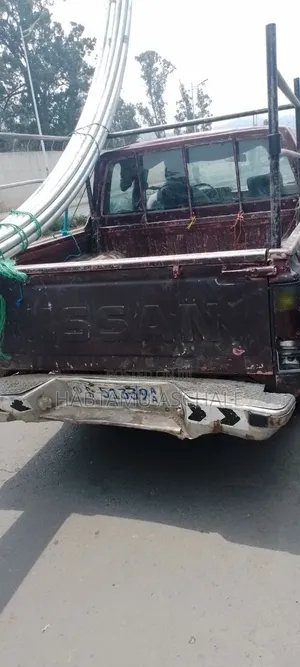 Nissan Navara 1987 Red