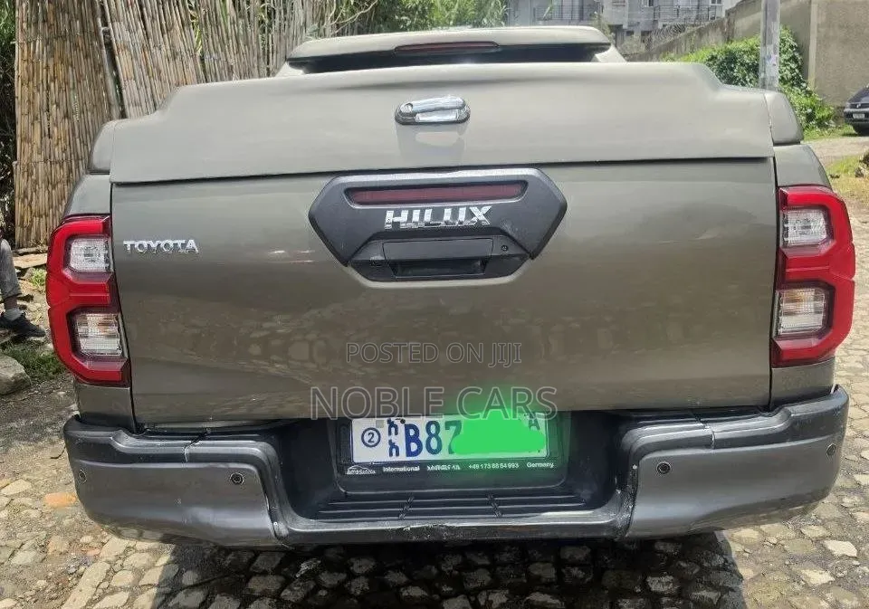 Toyota Hilux 2021 Gold